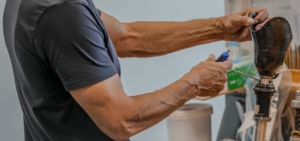 Ein Techniker stellt in einer Werkstatt eine moderne Beinprothese aus Carbon ein.