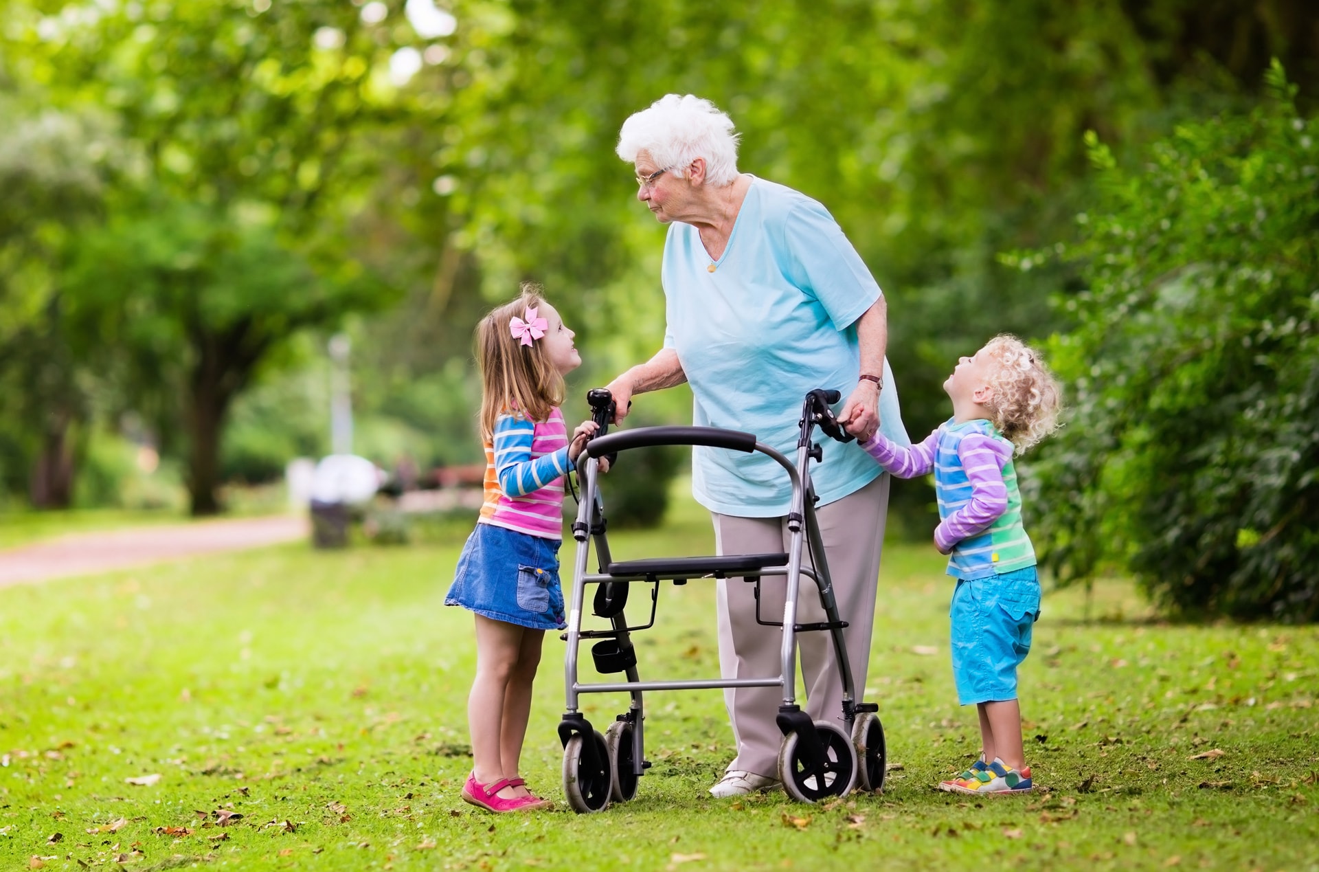 Großmutter mit Rollator spielt mit zwei Kindern. Großmutter mit Rollator spielt mit zwei Kindern.