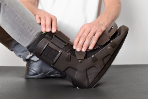 Orthese mit Physiotherapeut.